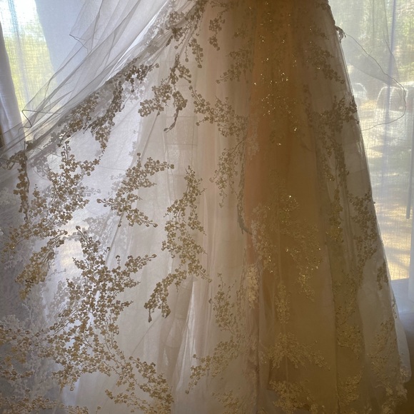 Mira Zwillinger Bridal Gown Corset Floral Detail with Sequin Tule Bow Size 4 - Picture 15 of 16